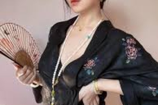 许戈辉现状：57岁染紫发满脸憔悴富豪老公不在女儿也独居国外
