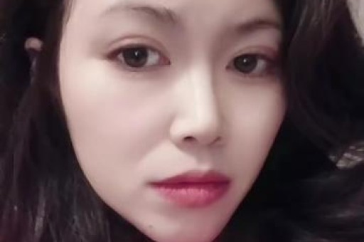 杨幂穿黄色吊带礼裙拍戏花絮曝光优雅明媚状态拉满！
